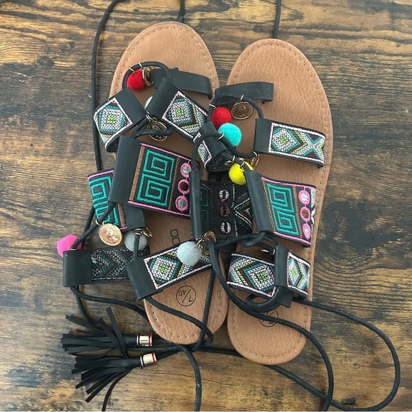 Boohoo Multicolor Embellished Sandals Gladiator Pom Pom’s Colorful Vacation 8.5 - Picture 1 of 5